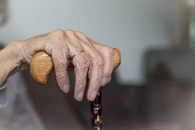 93歲翁懷疑89歲妻偷吃鄰居　亂棍打死她秒後悔：不是故意的