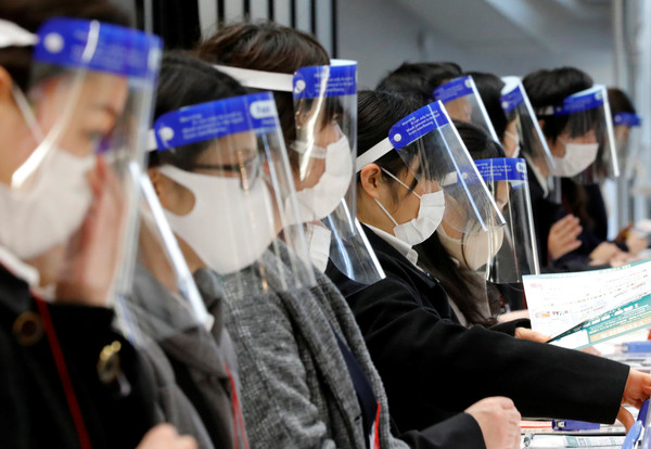 ▲▼ 日本工作人員戴上防疫面罩。（圖／路透）
