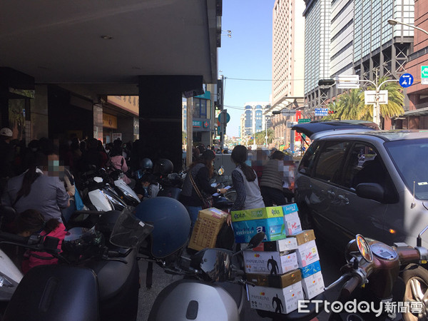 ▲台灣產物「防疫保單」賣到1月25日下午5時停止，許多民眾趕在最後一天搶買保單，而出現大排長龍現象。（圖／記者林悅翻攝）
