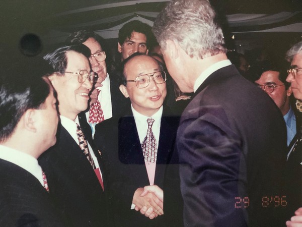 ▲▼胡志強PO出與美國前總統柯林頓會面的照片。（圖／翻攝自Facebook／胡志強）