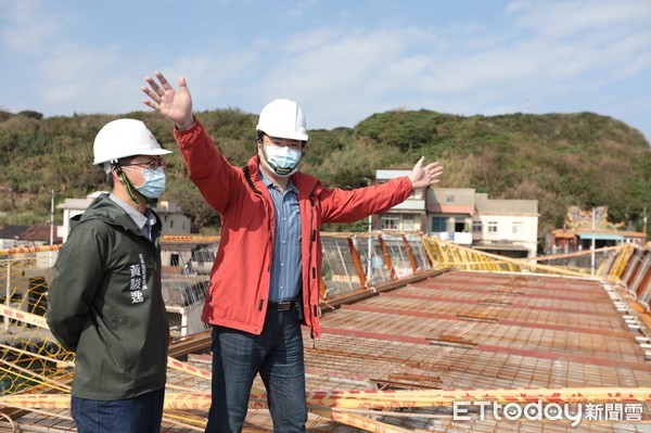 ▲視察望海巷跨海景觀橋工程 林右昌：全台最美跨海鐵馬道。（圖／基隆市政府提供）