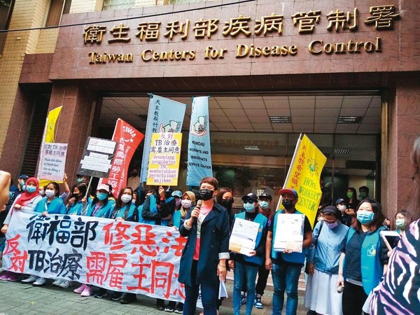 台灣移工聯盟曾赴疾管署抗議，要求修改現行罔顧移工權益的惡法。（台灣移工聯盟提供）
