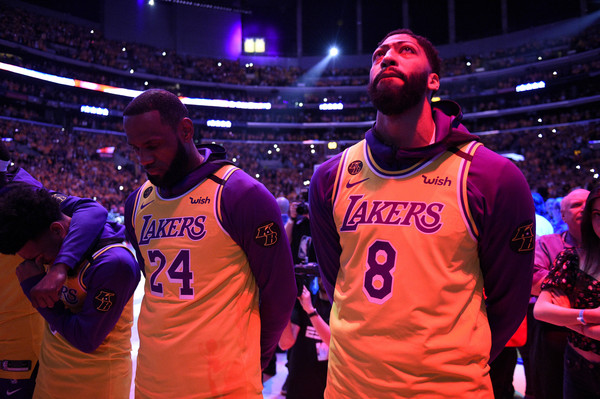 ▲▼詹姆斯（LeBron James）與戴維斯（Anthony Davis）在賽前哀悼Kobe，也在2020年替湖人隊拿下總冠軍。（圖／達志影像／美聯社）