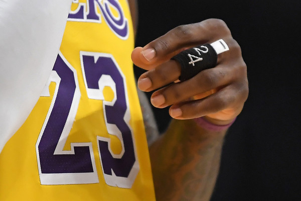 ▲▼「詹皇」詹姆斯（LeBron James）將Kobe背號24號戴在手指上。（圖／達志影像／美聯社）