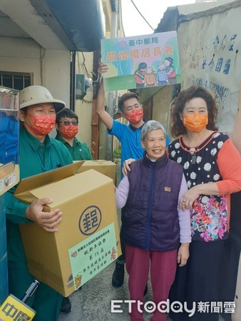 ▲照顧獨居長者，台中全成社會福利基金會27日舉辦「郵差按門鈴」年菜送到家服務。（圖／記者游瓊華攝）