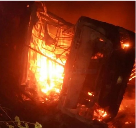 ▲喀麥隆一輛公車跟油罐車相撞後起火，傷亡慘重。(圖／翻攝自推特)