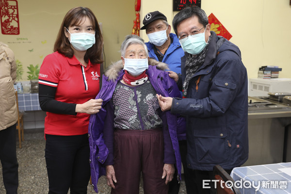 ▲▼ 東森捐羽絨衣到衛福部北區老人之家。（圖／記者黃克翔攝）