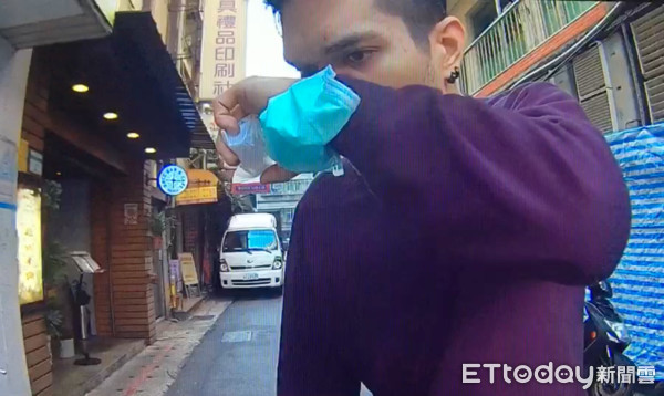 ▲▼男子跑到肉粽店咆哮,警方在身上搜出液態安非他命。(圖/記者邱中岳翻攝) ▲▼男子跑到肉粽店咆哮,警方在身上搜出液態安非他命。(圖/記者邱中岳翻攝)