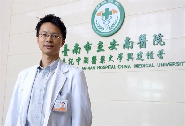 安南醫院復健科洪啟堯醫師表示,超過八成下背痛病人屬非特異性下背痛,亦即疼痛本身並非特定疾病,或結構異常所引起。許多人彎腰搬重後「閃到腰」就是這類型。(圖片提供/安南醫院)