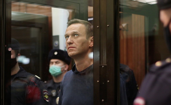 ▲▼俄羅斯反對派領袖納瓦爾尼（Alexei Navalny）出庭，大批民眾前往法院示威聲援。（圖／路透社）