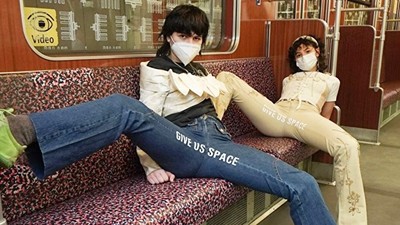 受不了車廂裡「腿張超開」的男人！女學生設計「反抗褲」嗆：不要霸佔空間
