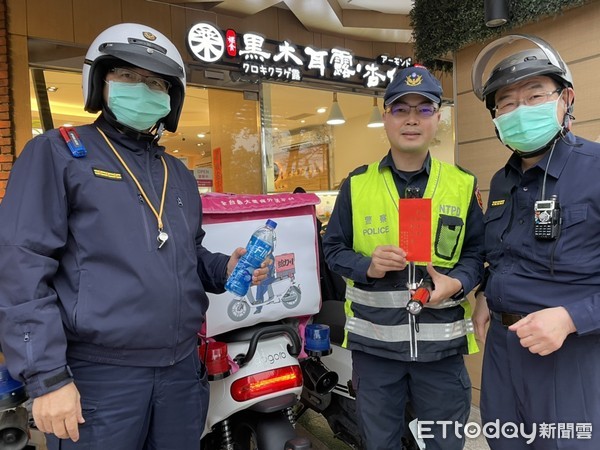 ▲台南市警二分局啟動「Food Express南警最強外送平台」，由專人不間斷外送餐點與飲料，解決外崗警員補給問題，慰勉執勤員警辛勞。（圖／記者林悅翻攝，下同）