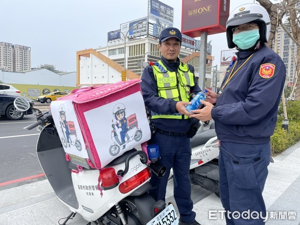 ▲台南市警二分局啟動「Food Express南警最強外送平台」，由專人不間斷外送餐點與飲料，解決外崗警員補給問題，慰勉執勤員警辛勞。（圖／記者林悅翻攝，下同）