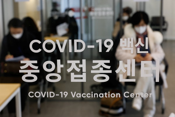 ▲▼南韓在首爾國立中央醫療院設置新冠疫苗接種中心，為疫苗配送與接種作演練。（圖／路透社）