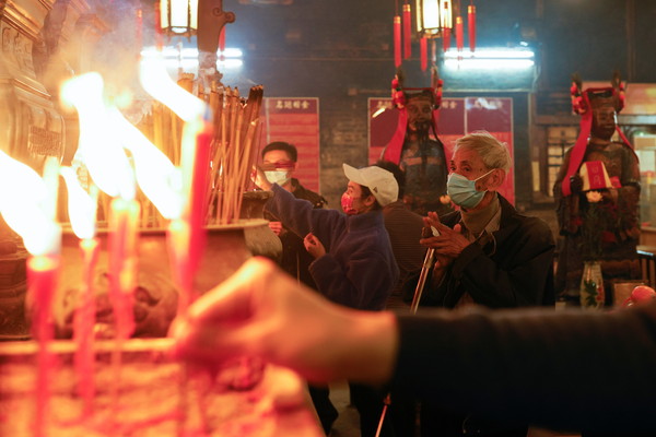 ▲香港民眾過年會到廟宇燒香祈福。（圖／路透）