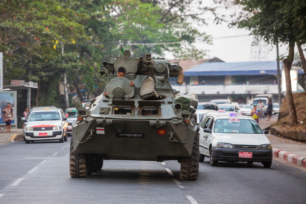 ▲緬甸軍方政變引發民眾大規模示威，裝甲車14日傍晚駛入仰光市區。（圖／路透）