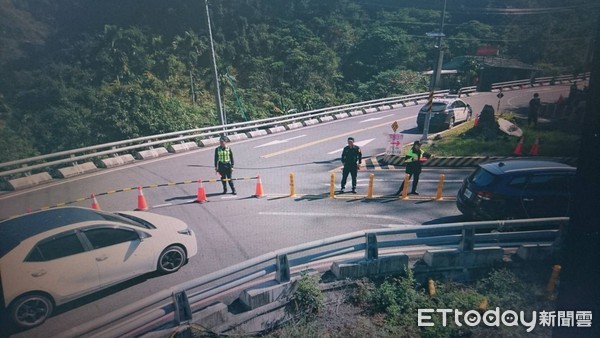 ▲里港警方引導遊客將車輛開往谷川大橋下方停放             。（圖／記者陳崑福翻攝，以下同）