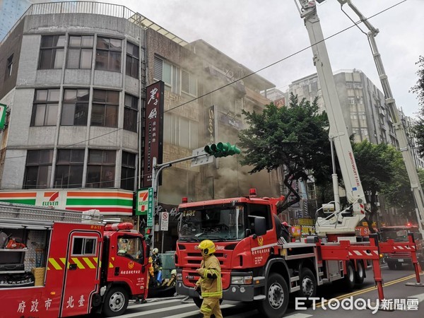 ▲▼北市林森北路寢具店火警。(圖/記者黃彥傑攝) ▲▼北市林森北路寢具店火警。(圖/記者黃彥傑攝)