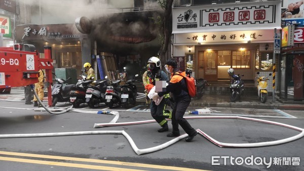 ▲▼北市林森北路寢具店火警。(圖/記者黃彥傑攝) ▲▼北市林森北路寢具店火警。(圖/記者黃彥傑攝)