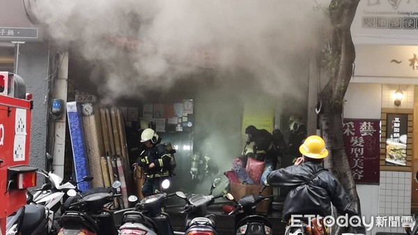 ▲▼北市林森北路寢具店火警。(圖/記者黃彥傑攝) ▲▼北市林森北路寢具店火警。(圖/記者黃彥傑攝)