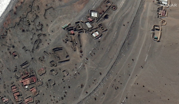 ▲▼  另據美國衛星公司Maxar發布的影像比較圖，可見班公湖部分地區在1月30日與2月16日之間，部分設施已移除。（圖／路透）