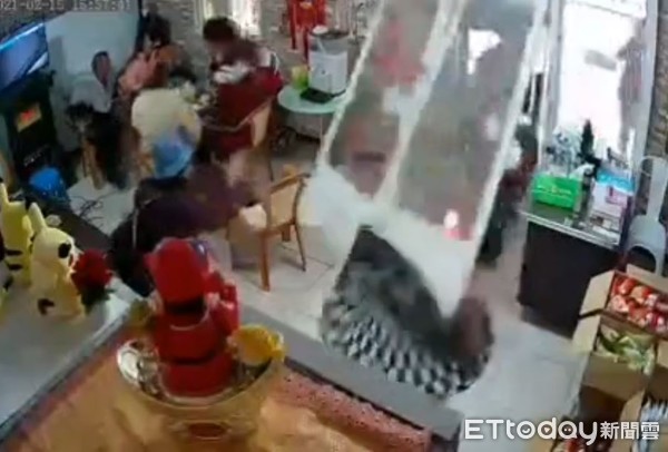 ▲電動車撞進家門。(圖/記者楊漢聲翻攝) ▲電動車撞進家門。(圖/記者楊漢聲翻攝)