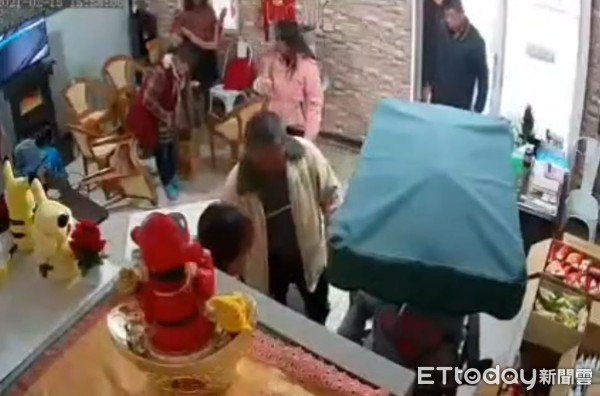 ▲電動車撞進家門。(圖/記者楊漢聲翻攝) ▲電動車撞進家門。(圖/記者楊漢聲翻攝)