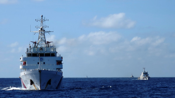 ▲▼中國海警船追逐越南海警船。（圖／路透）