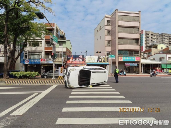 ▲台南市謝姓男子因閃避一名闖紅燈之機車騎士而撞上安全島導致車輛翻覆，網友多認謝男是自撞，謝男家屬憤而求助警方，查出肇事人還他清白公道。（圖／記者林悅翻攝，下同）