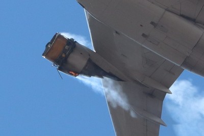 航行中「引擎突然著火」　巨大金屬噴出從天而降　機師淡定續飛成功降落