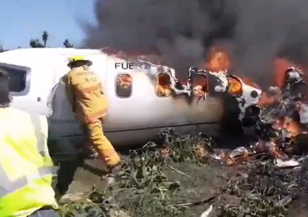 ▲▼墨軍機墜毀「解體起火」影片曝光。（圖／翻攝自推特／@SUUMA_CDMX）