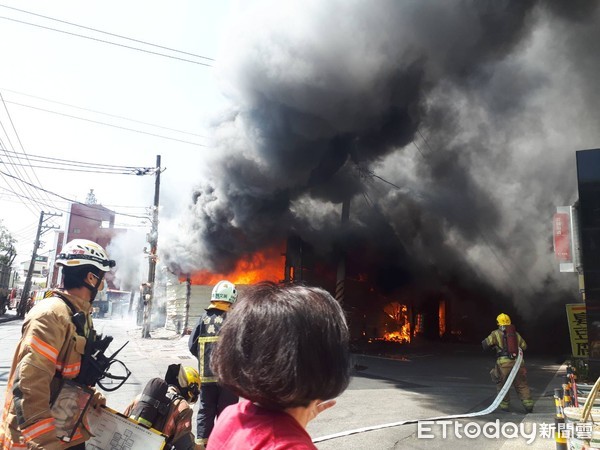 ▲台南市安南區怡安路二段535巷5弄，中午發生住宅火警，連棟鐵厝建物全面然燒，冒出火舌及大量濃煙，消防人員搶救中。（圖／記者林悅攝，下同）