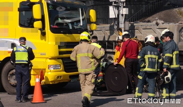▲北市油罐車、機車碰撞,騎士受傷。(圖/記者黃彥傑攝) ▲北市油罐車、機車碰撞,騎士受傷。(圖/記者黃彥傑攝)