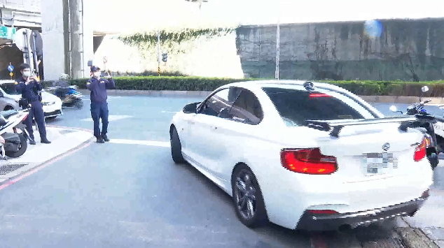 BMW拔大牌違停騎樓！車主：它是物品　三重分隊長搬2法條打臉。（圖／東森新聞）