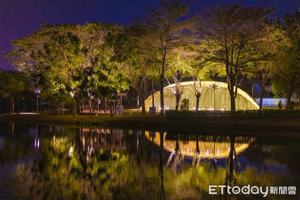 ▲台南市長黃偉哲前往月津港親水公園、八角樓視察，除提醒民眾要落實防疫措施戴口罩、保持安全社交距離外，也歡迎全國民眾元宵及228連假期間，造訪台南鹽水經典小鎮，享受美麗浪漫的藝術光景。（圖／記者林悅翻攝，下同）