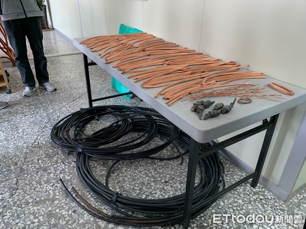 ▲警員查獲已遭變賣贓物電纜線一批約28.9公斤（桌上部分）。（圖／記者蔡佩旻攝）