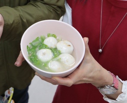 ▲芝麻內餡飽滿濃郁！元宵節吃湯圓　基隆市長推薦這兩家。（圖／取自基隆市網站及林右昌臉書）