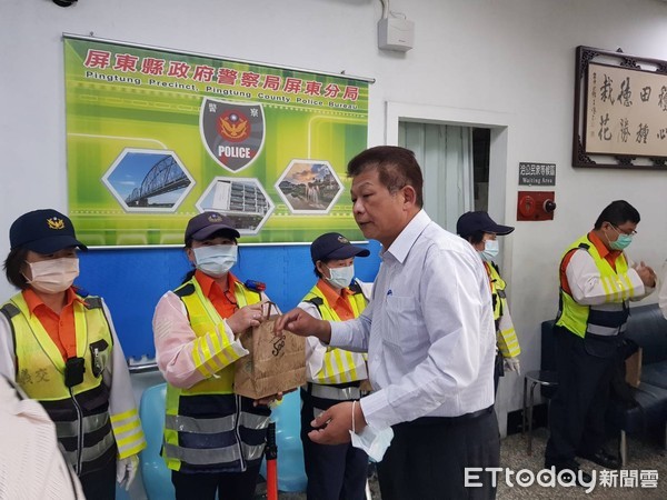 ▲屏東縣政府警察局長李文章向義交人員致意，感謝辛勞執勤             。（圖／記者陳崑福翻攝，以下同）