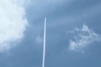 ▲▼沖繩上空出現謎樣白煙。（圖／翻攝自YouTube／沖縄タイムス公式動画チャンネル）