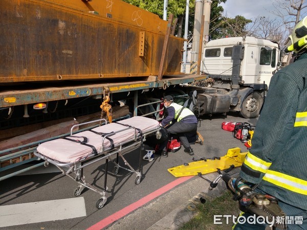 ▲疑視覺死角！婦騎電動代步車遭捲拖板車車底　送醫中就不治。（圖／記者陳凱力翻攝）