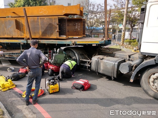 ▲疑視覺死角！婦騎電動代步車遭捲拖板車車底　送醫中就不治。（圖／記者陳凱力翻攝）