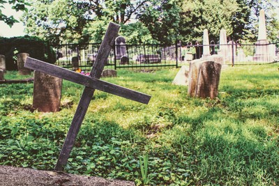 公墓竟傳出求救聲　警把墳墓挖開發現「婦人遭毆活埋10小時」