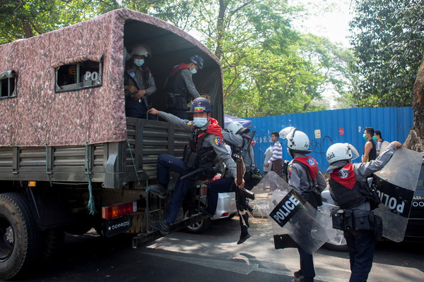 ▲▼緬甸反政變示威，有目擊者撿到警方發射的催淚彈碎片。（圖／路透）