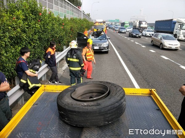 ▲▼高雄天外巨輪路殺1死2傷！國1大貨車掉輪　對向轎車遭凌空擊殺。（圖／記者黃子倩翻攝）