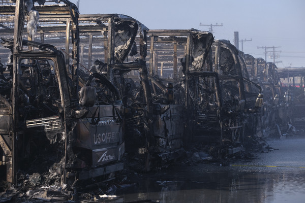 ▲加州凌晨大火，數輛巴士被燒到僅剩下漆黑骨架。（圖／達志影像／美聯社）
