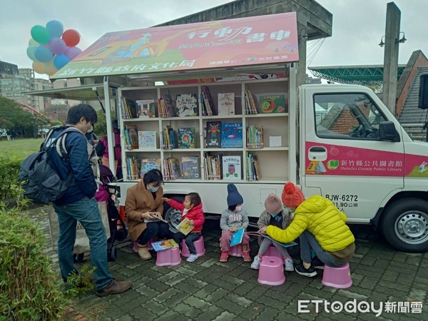 ▲竹縣行動書車首上路　超Ｑ限量動物悠遊卡借閱證快來換！。（圖／記者陳凱力翻攝）