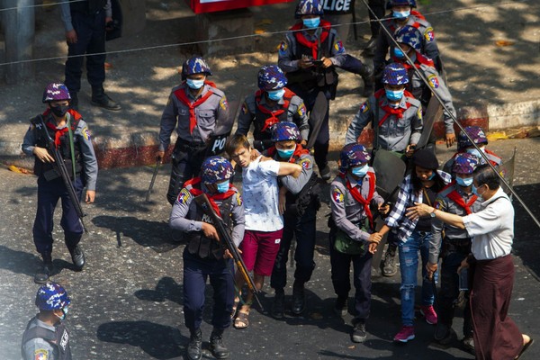▲▼ 緬甸鎮暴警察壓制示威者。（圖／路透）