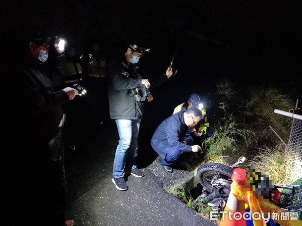 ▲老夫婦摔入水溝,老翁送醫後宣告不治。(圖/記者楊漢聲翻攝) ▲老夫婦摔入水溝,老翁送醫後宣告不治。(圖/記者楊漢聲翻攝)