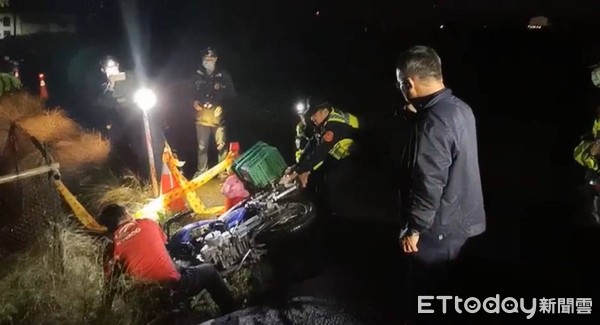 ▲老夫婦摔入水溝,老翁送醫後宣告不治。(圖/記者楊漢聲翻攝) ▲老夫婦摔入水溝,老翁送醫後宣告不治。(圖/記者楊漢聲翻攝)