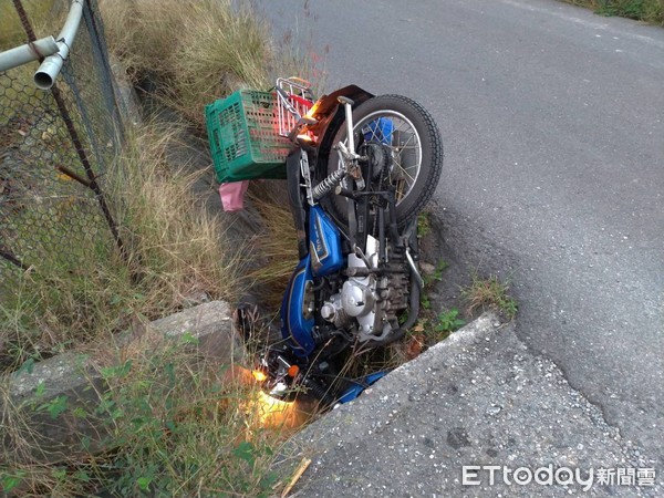 ▲老夫婦摔入水溝,老翁送醫後宣告不治。(圖/記者楊漢聲翻攝) ▲老夫婦摔入水溝,老翁送醫後宣告不治。(圖/記者楊漢聲翻攝)